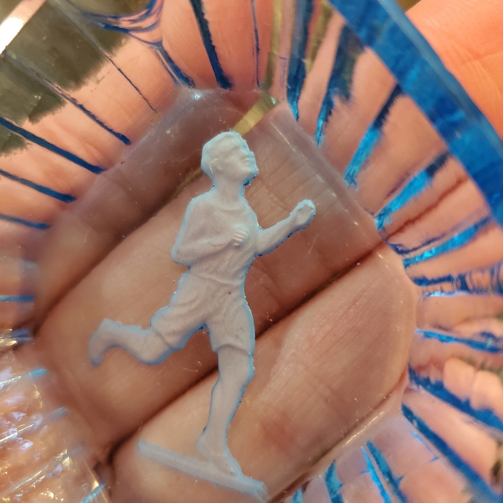 2 vintage '30s pressed glass ashtrays/salt cellars with etched child motif - Picture 12 of 14